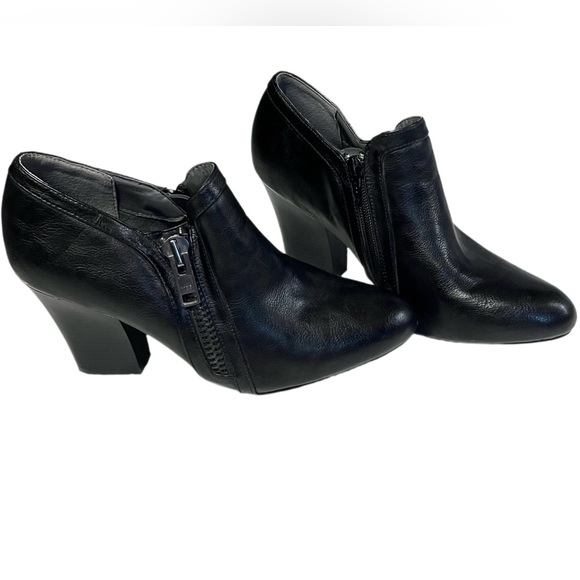 Rialto Shoes - Rialto Elegant Black Ankle Boots with heel.